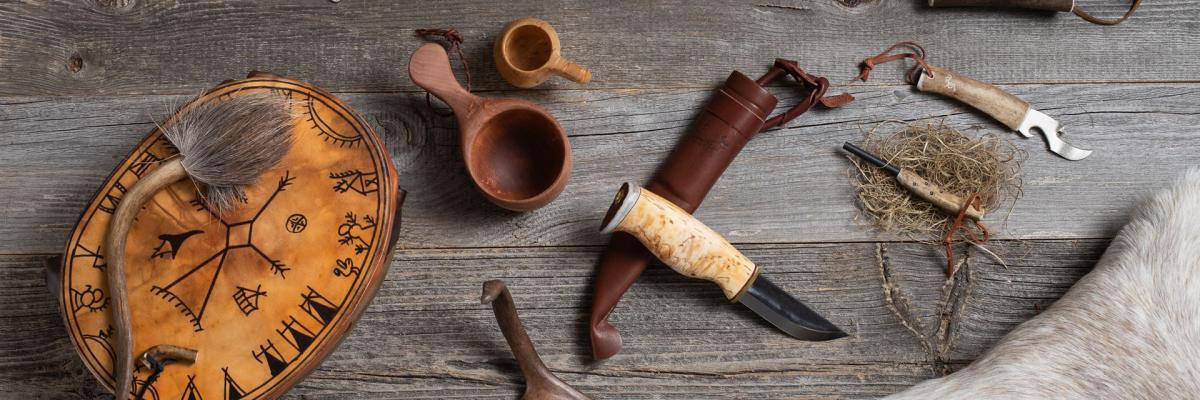 Rentierfelle, Holztassen (Kuksas) und Produkte aus Rentierhorn