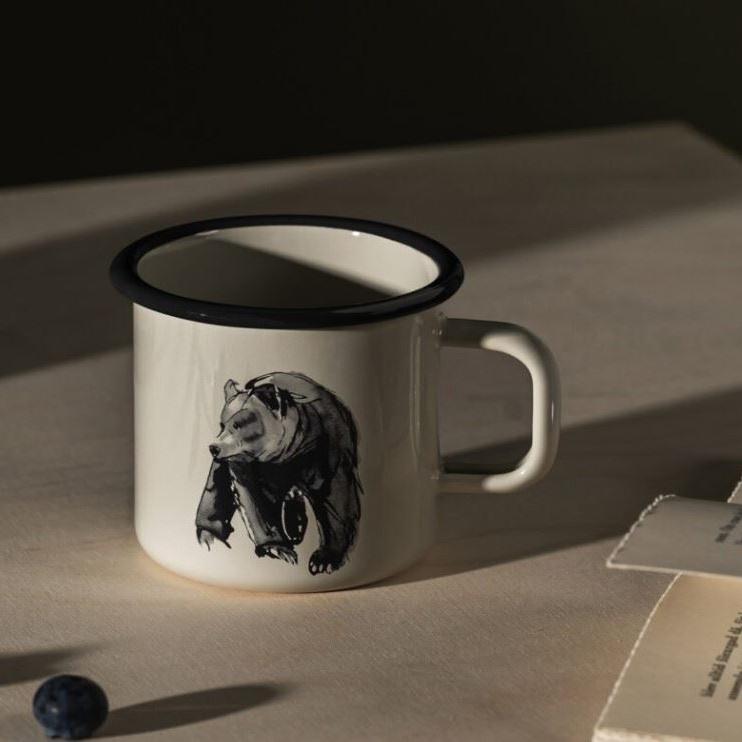Muurla_Teemu-Järvi_Emaillebecher_Bär_lifestyle