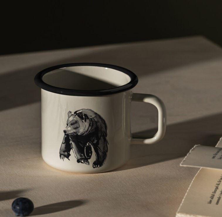 Muurla_Teemu-Järvi_Emaillebecher_Bär_lifestyle