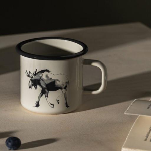 Muurla_Teemu-Järvi_Emaillebecher_Elch_lifestyle