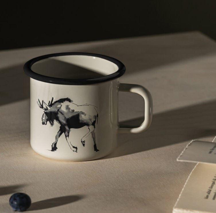 Muurla_Teemu-Järvi_Emaillebecher_Elch_lifestyle