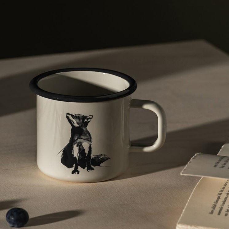 Muurla_Teemu-Järvi_Emaillebecher_Fuchs_lifestyle
