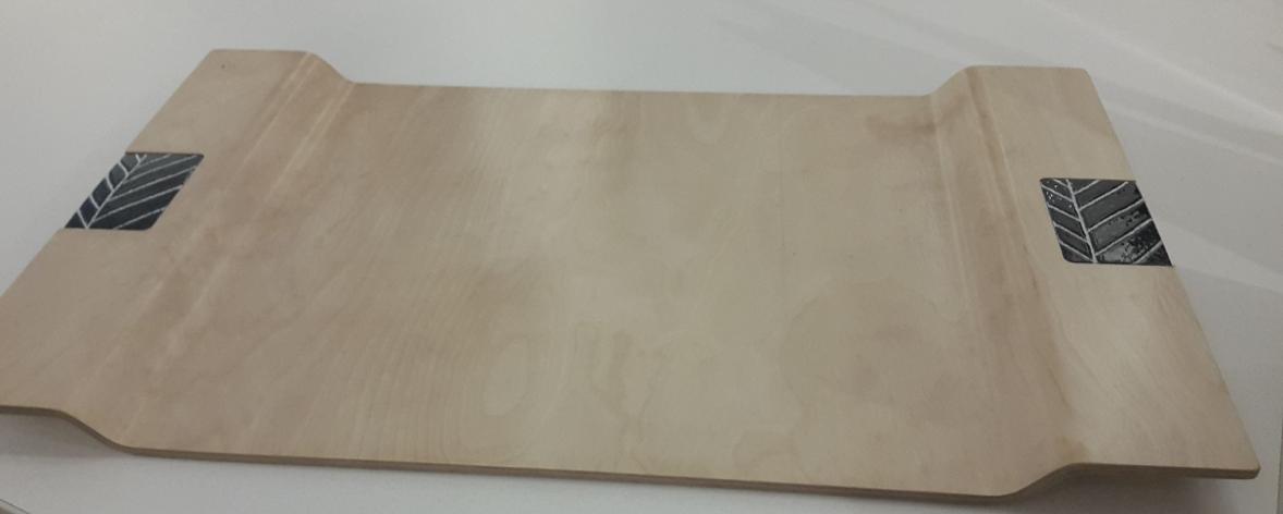 Birkenpressholz Tablett mit hangefertigtem Emaillebesatz in schwarz-weiss