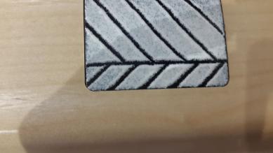 Birkenpressholz Tablett mit hangefertigtem Emaillebesatz in weiss
