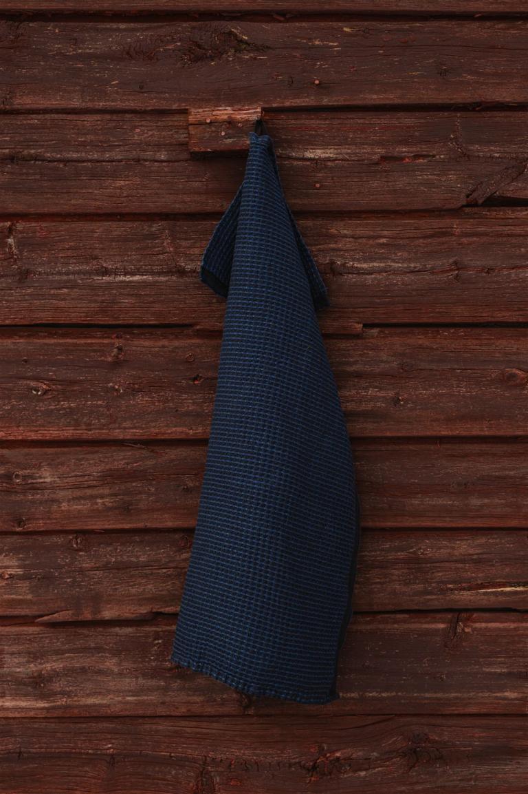 LapuanKankurit-Maija-Geschirrtuch-schwarz-blaubeer-2