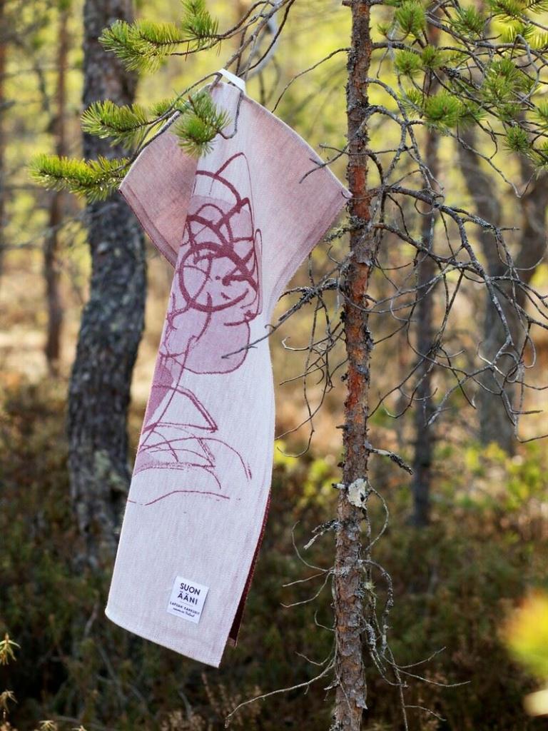 Lapuan kankurit Geschirrtuch Muurain weiss-bordeau Ambiente