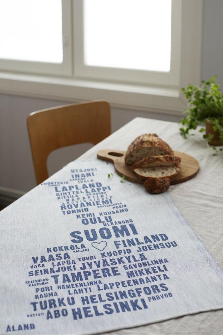 lapuankankurit_my_finland_Geschirrtuch_weiss-heidelbeer