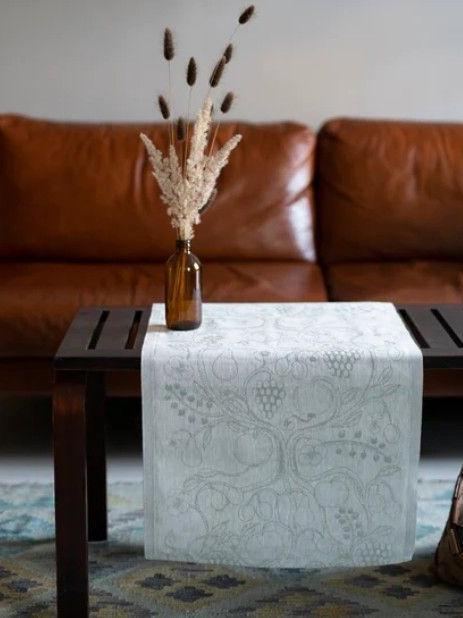 Jokipiin-pellava_Tischläufer_Tarha_weiss-hellgrau