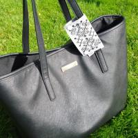 Kirjosilta-Reflektor-VeskaVälke-schwarz-gross-lifestyle