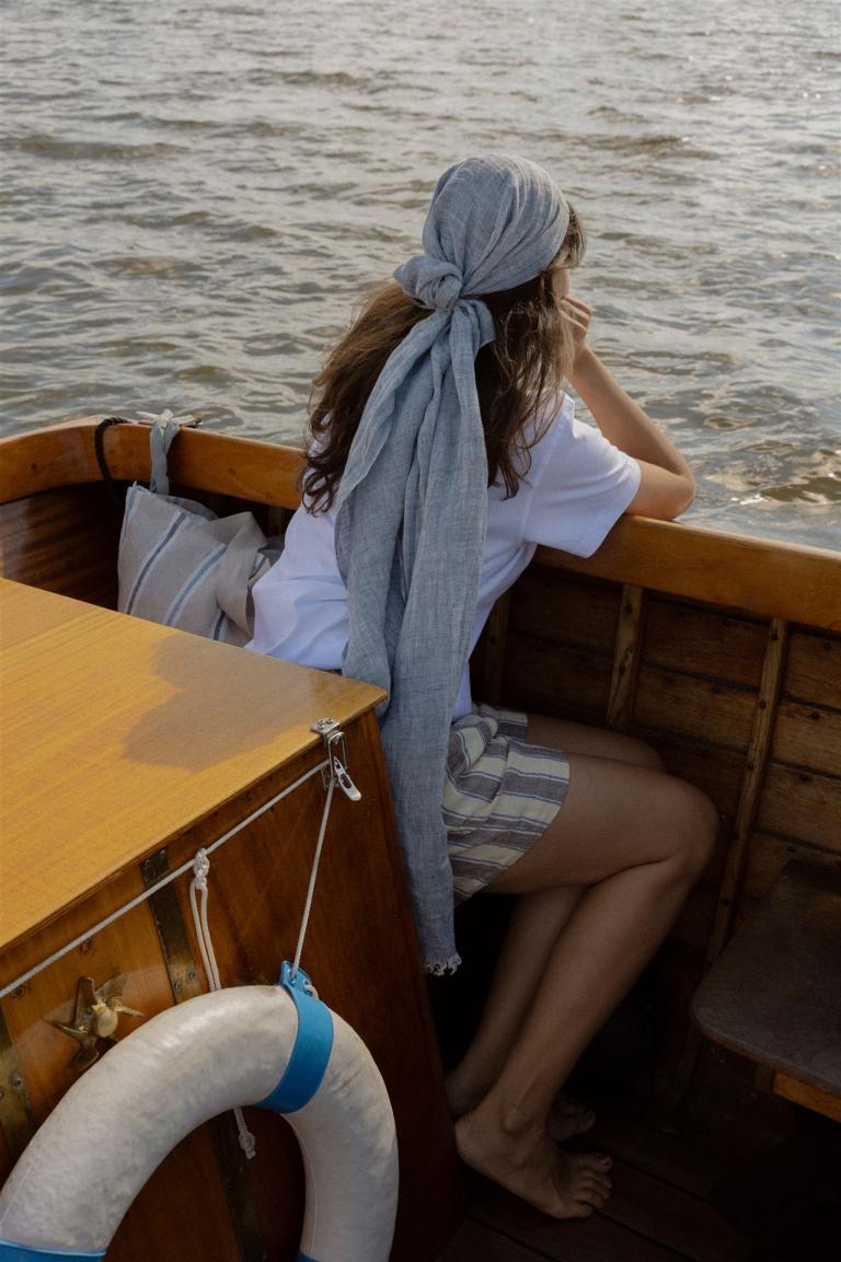LapuanKankurit-LEMPI-schal-melange-blau-und-MERIHAKA-shorts-2