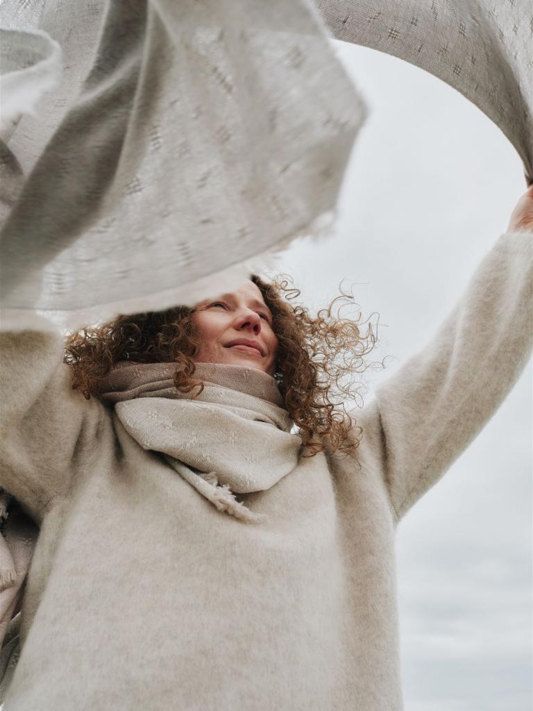 LapuanKankurit-TUULA-Wollschal-hellgrau-1