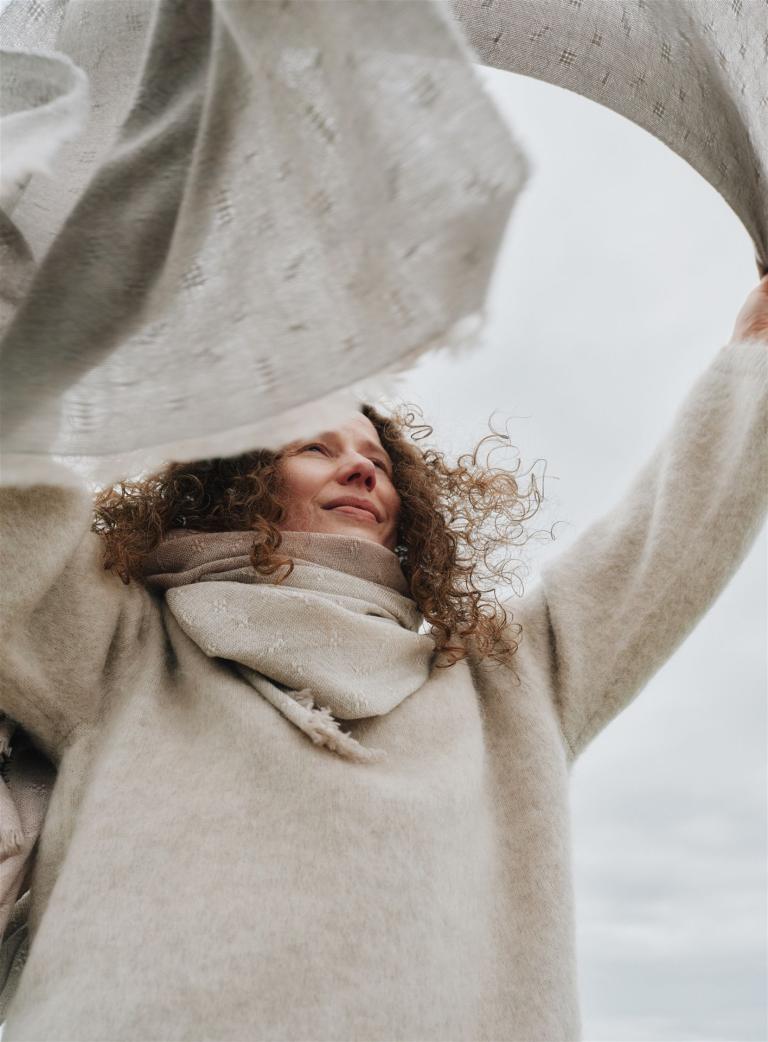 LapuanKankurit-TUULA-Wollschal-hellgrau-1