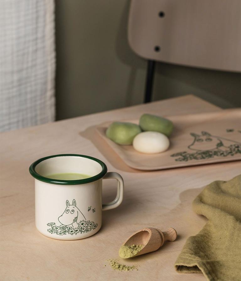 Muurla-Moomin-emaille-becher-sommerschwarm-3.7dl_6416114973750_lifestyle
