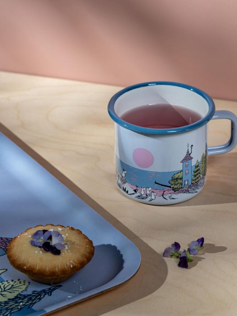 Muurla-Moomin-emaille-becher-sonnenuntergang-5.5dl_6416114973736_lifestyle-1