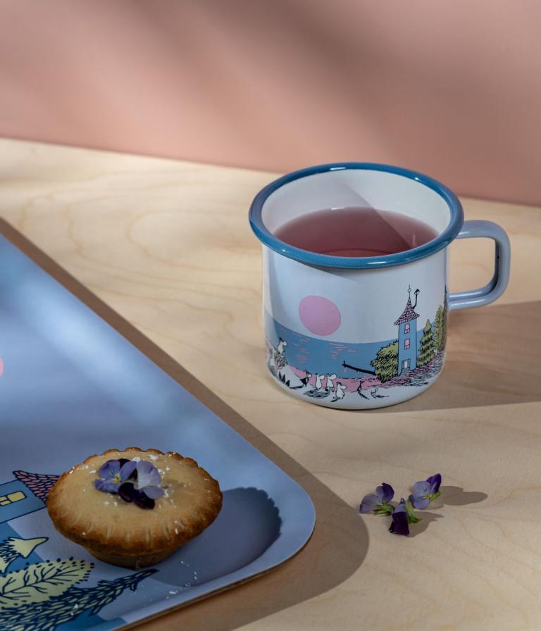 Muurla-Moomin-emaille-becher-sonnenuntergang-5.5dl_6416114973736_lifestyle-1