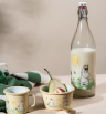 Muurla_auf_der_Wiese_Glasflasche_Emaillebecher, Emailleschüssel_Lifestyle