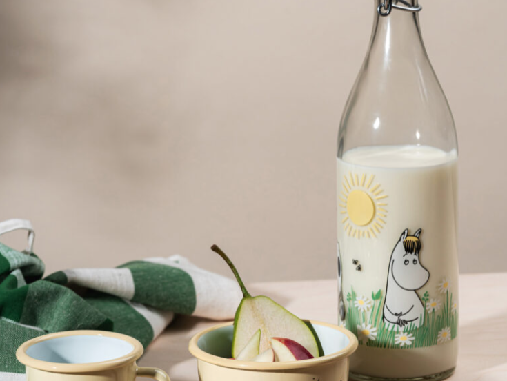 Muurla_auf_der_Wiese_Glasflasche_Emaillebecher, Emailleschüssel_Lifestyle