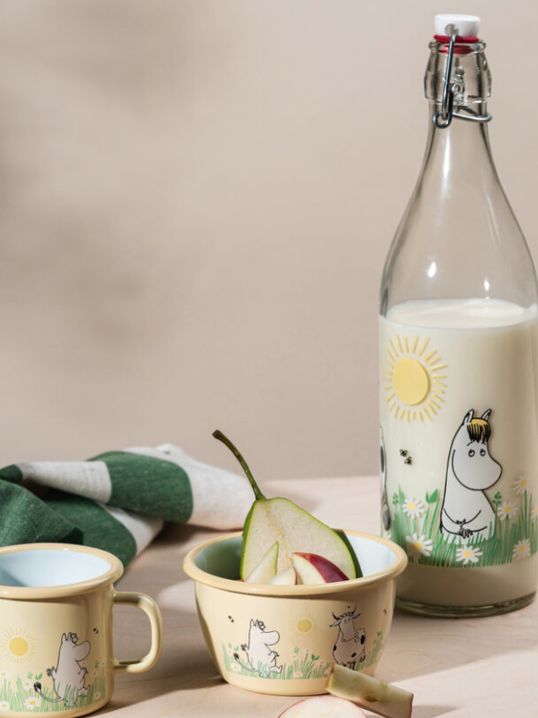 Muurla_auf_der_Wiese_Glasflasche_Emaillebecher^J Emailleschüssel_Lifestyle