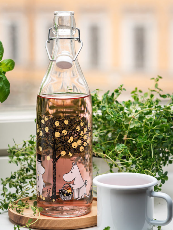 Muurla_Mumin_Glasflasche_Apfel_1L_Lifestyle