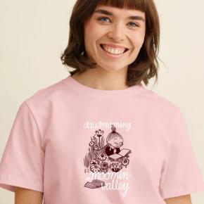 Moiko-Mumin-T-Shirt-Daydreaming-Mümmel-rosa-lifestyle