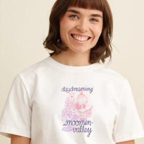 Moiko-Mumin-T-Shirt-Daydreaming-Mümmel-weiss-lifestyle