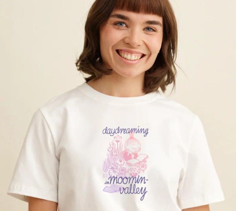 Moiko-Mumin-T-Shirt-Daydreaming-Mümmel-weiss-lifestyle