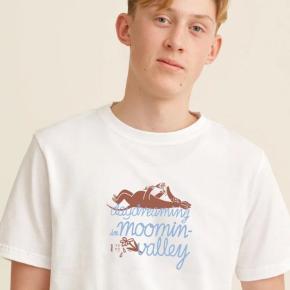 Moiko-Mumin-T-Shirt-Daydreaming-Schnüferl-weiss-lifestyle