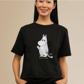 Moiko_x_Mumins-80_T-Shirt_Mumintroll_schwarz_Hello-there_2