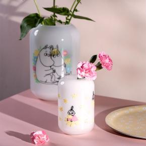 Muurla-Moomin-vase-Flowers-12cm_und_Moomin-vase-Flowers-19cm_lifestyle