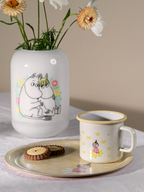 Muurla_Mumin_Tablett_Emaillebecher_Vase_Blumen