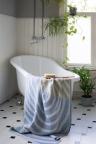 Lapuan-Kankurit_ Handtuch_Metsälampi_grau-heidelbeer-olive_Lifestyle_2