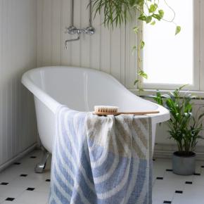 Lapuan-Kankurit_ Handtuch_Metsälampi_grau-heidelbeer-olive_Lifestyle_2