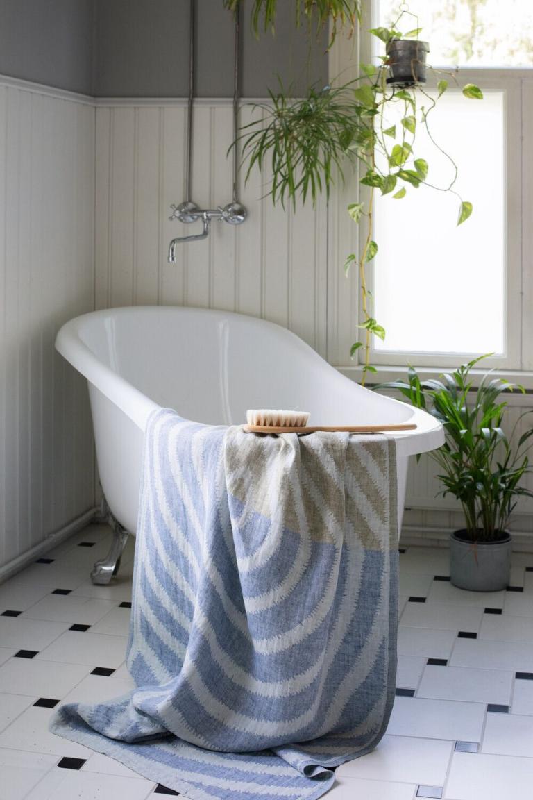 Lapuan-Kankurit_ Handtuch_Metsälampi_grau-heidelbeer-olive_Lifestyle_2