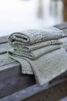 lapuankankurit_Kuohu_leinen_Handttuch_weiss-olive_und_Terva Handtuch_olive_1