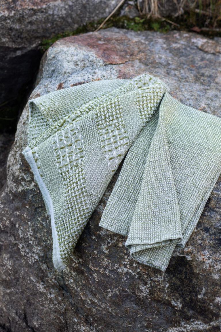 lapuankankurit_Kuohu_leinen_Handttuch_weiss-olive_und_Terva Handtuch_olive_2