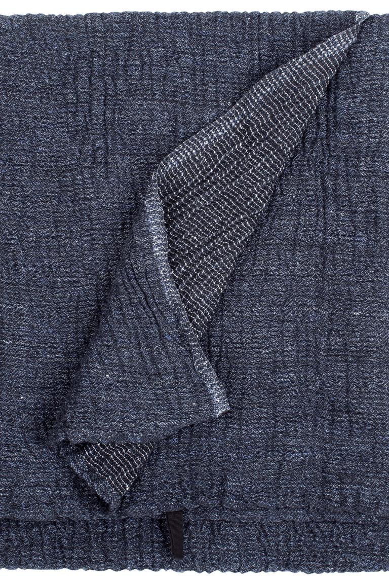 LapuanKankurit_Reisetuch_Nyytti-schwarz_blaubeer-1