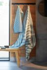 lapuankankurit_x_akira_minagawa_metsalampi_Handtuch_weiss-grün-blau_Lifestyle_2