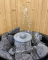 Kaste-Sauna-Springbrunnen-aus-speckstein-von-hukka-design-auf saunasteinen