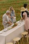 lapuankankurit_Leinentuch_meirami_gold-lavendel_und_leinen-weiss_kaapelitehdas_shorts_weiss-braun_und_halaus_Schal
