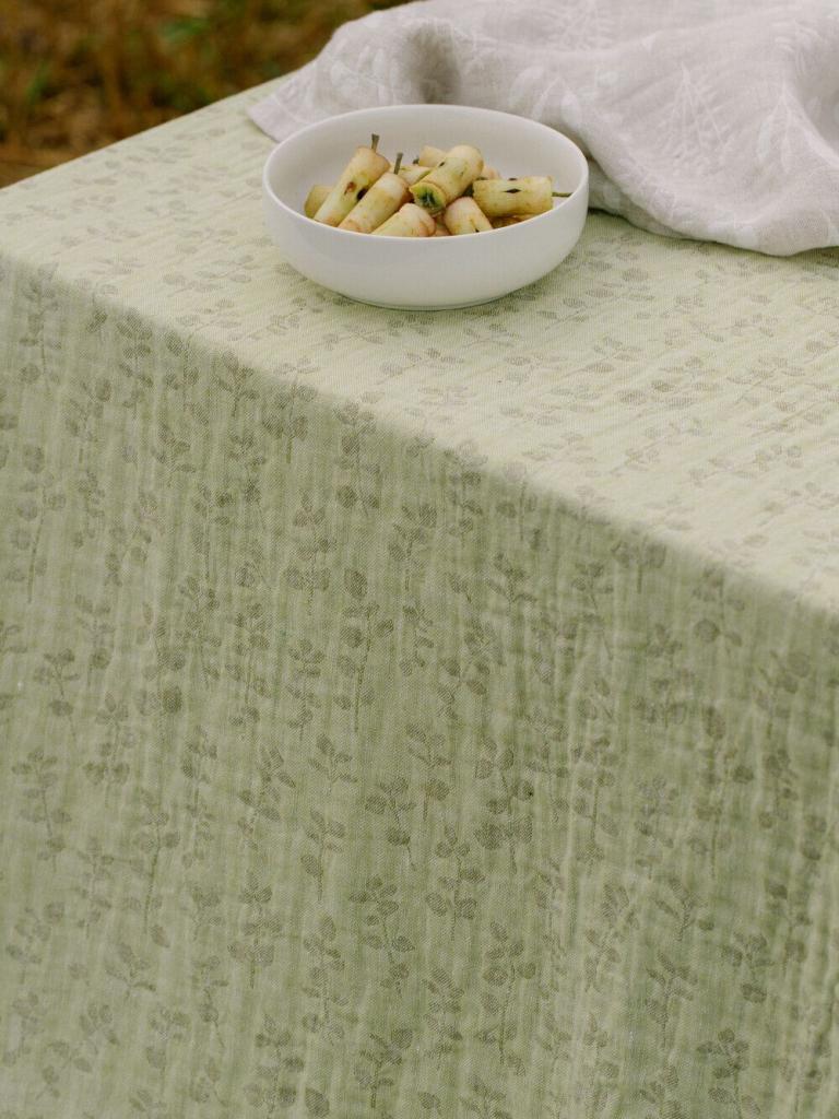 lapuankankurit_Tischtuch_Leinentuch_meirami_llime-olive_und_salvia_Tuch_weiss-leinen
