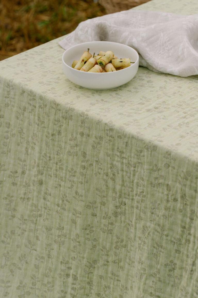 lapuankankurit_Tischtuch_Leinentuch_meirami_llime-olive_und_salvia_Tuch_weiss-leinen
