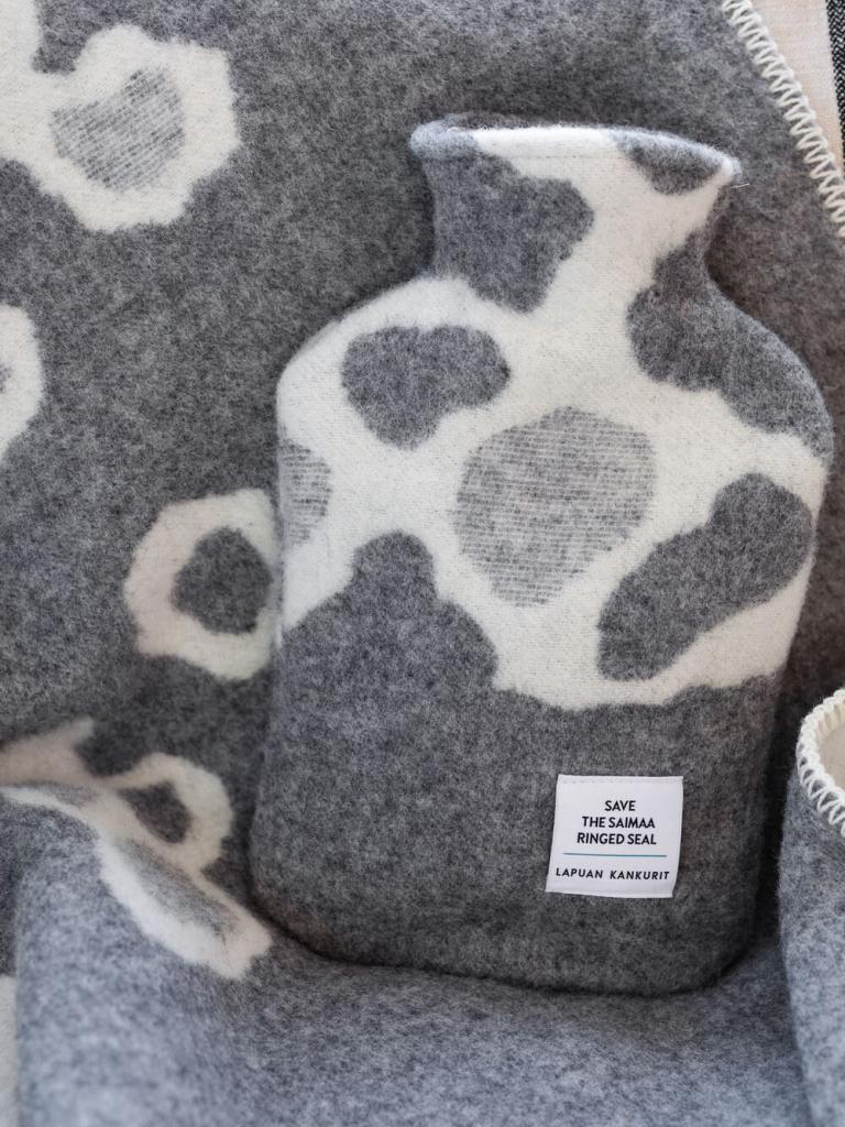lapuankankurit_saimaannorppa_wolldecke_und_wärmflasche_weiss-grau_3