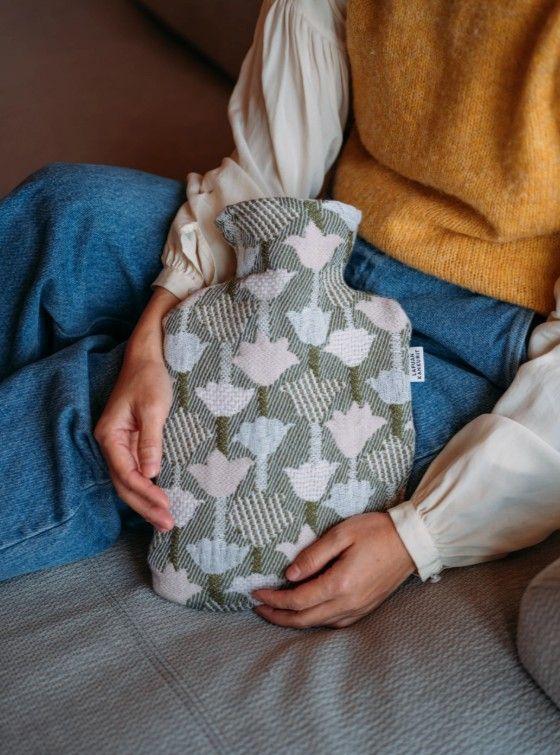 Lapuankankurit_Wärmflasche_Tulppaani_Olive_Lifestyle