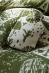 lapuankankurit_wolldecke_und_wärmflasche_metsikko_olive-weiss