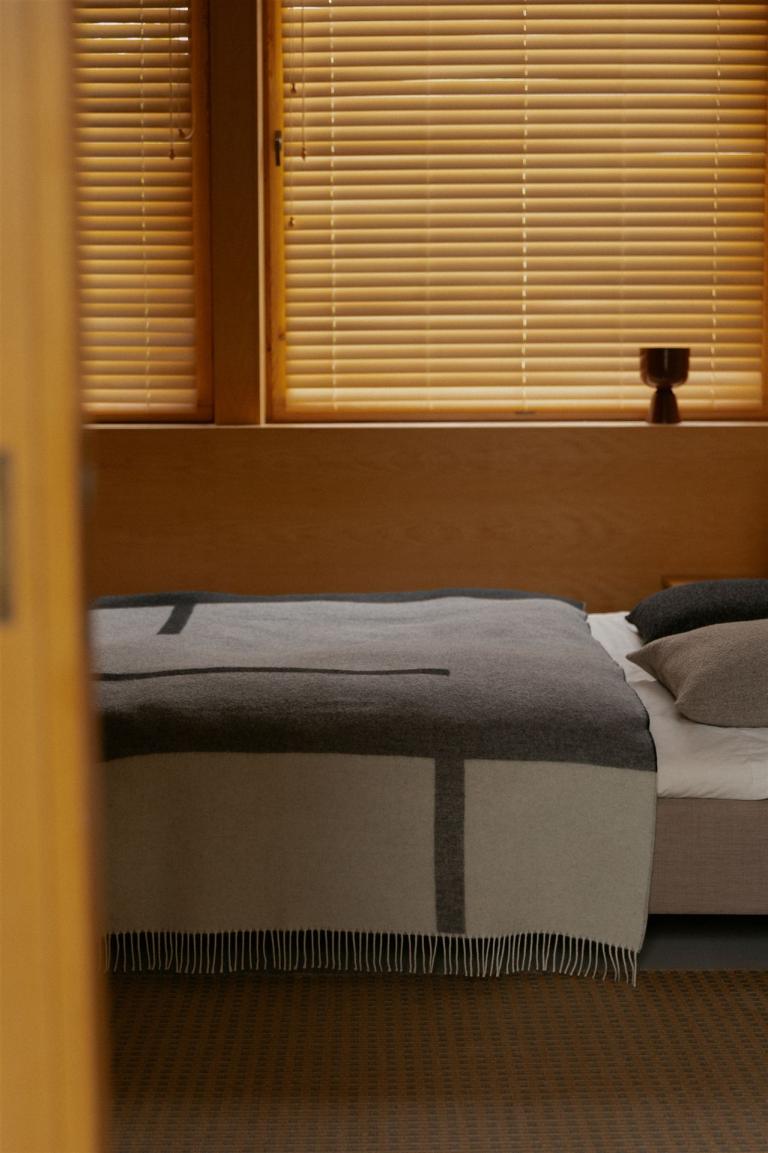 LapuanKankurit-Wohndecke-SUUNTA-grau-schwarz-3