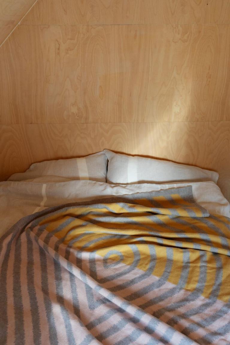 lapuankankurit_metsalampi_merinowolldecke_rosa-grau-ocker_1